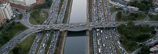 Congestionamento na marginal Pinheiros; pedgio urbano  visto como a soluo