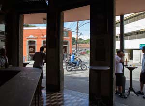 Bar do Gomez, na rua Monte Alegre, um dos pontos mais movimentados de Santa Teresa