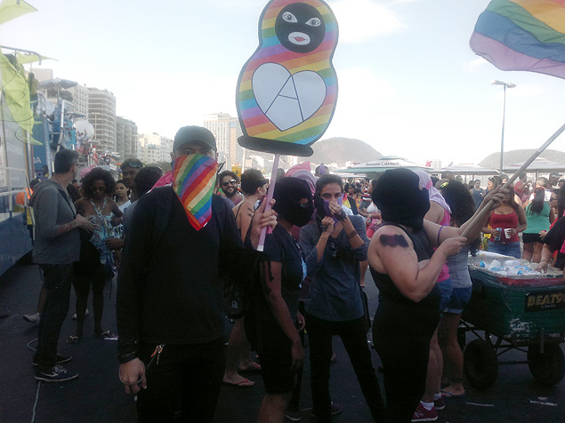 Grupo pink bloc participa da Parada Gay no Rio de Janeiro