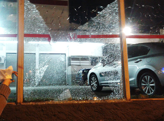 Loja da Honda tem vidraa quebrada durante manifestao na regio de Pinheiros, na zona oeste de So Paulo