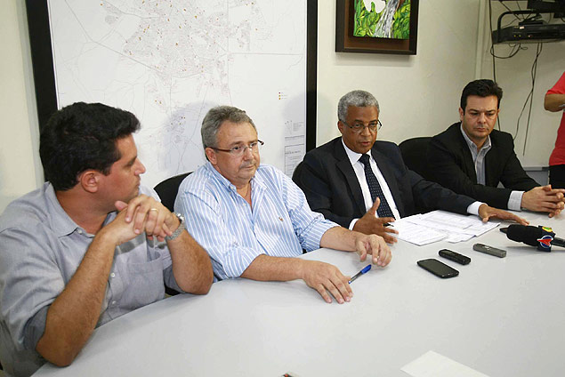 Marco Antonio dos Santos (de terno e gravata), chefe interino do Daerp, e Ivo Colichio Jnior, diretor da autarquia (camisa listrada)