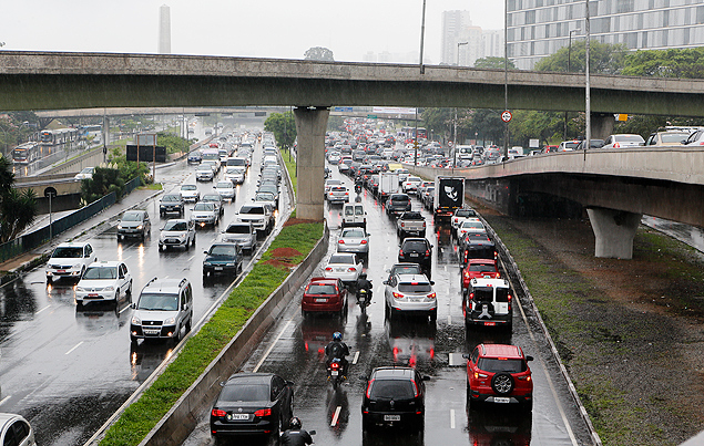 Com chuva e alagamentos, a cidade de S�o Paulo registra lentid�o acima da m�dia; marginal Tiet� � a pior via