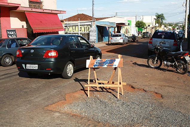 Buraco aberto pelo Daerp h dois meses no cruzamento das ruas Coronel Amrico Batista com a Piau