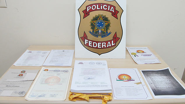 Polícia Federal apreende documentos falsos usados para revalidar diploma de médicos formados no exterior 