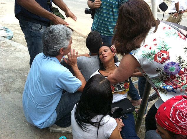 Me de manifestante preso em protesto no centro do Rio de Janeiro passa mal e  socorrida na porta do presdio 