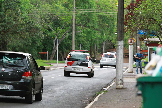 Carro da Polcia Militar faz ronda dentro do campus da USP Ribeiro Preto: insegurana preocupa estudantes e professores