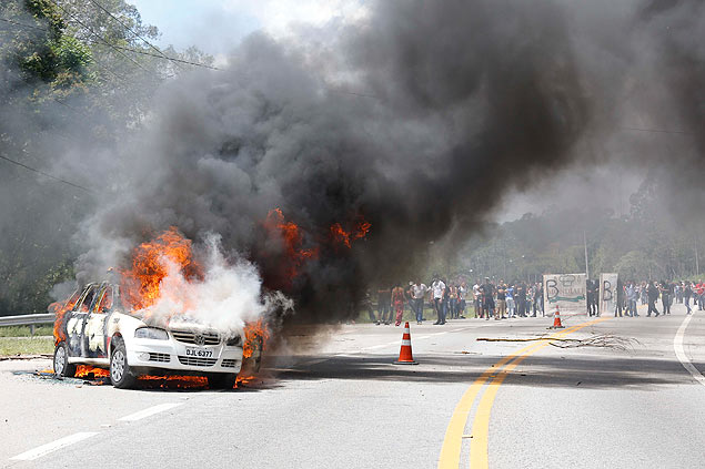 Viatura da PM incendiada por grupo violento que participou de protesto na Rodovia Raposo Tavares em So Roque (SP)