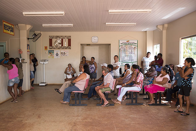 Pacientes aguardam atendimento no hospital municipal de Miranda do Norte (MA)