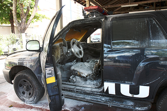 Carro incendiado, na sede da Guarda Municipal de Ribeiro Preto (SP), era usado pela corporao