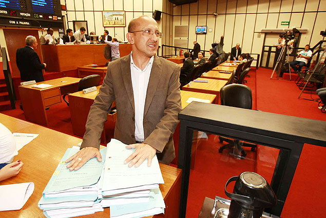 Marcos Papa (PV), ao lado de documentos entregues pela prefeitura que apuram descumprimento de contrato do Pr-Urbano