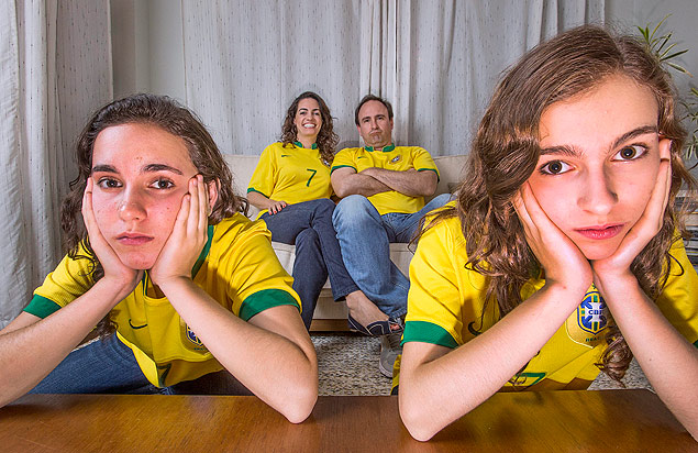Ingrid e o marido Alexandre com as filhas Gabriela (esq.) e Laura, na casa da famlia em So Paulo