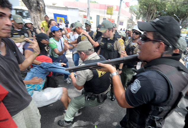 Polcia e manifestantes em confronto durante ato por passe livre no Recife (PE); balas de borracha foram disparadas 