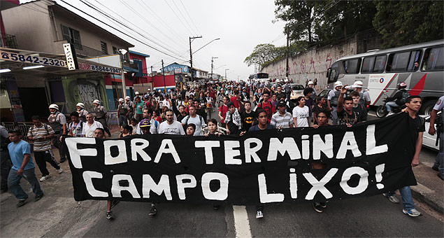 Manifestantes voltam a fechar via da zona sul de So Paulo em protesto por melhorias no transporte; grupo  contra o Terminal Campo Limpo