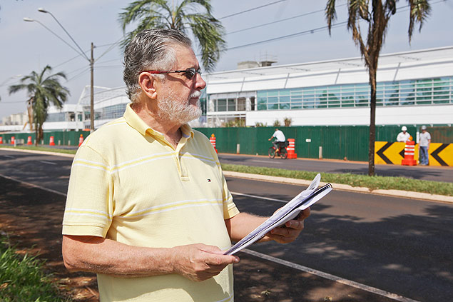 O presidente da associao do Jardim Canad, Honyldo Roberto Pereira Pinto, em frente a obras no Ribeiro Shopping