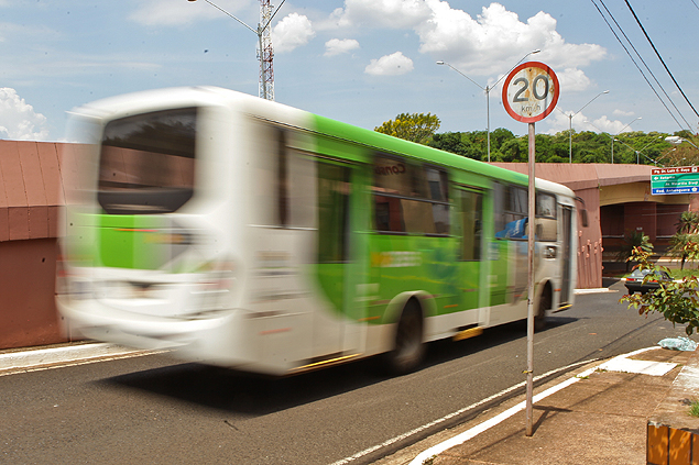 nibus do transporte coletivo de Ribeiro Preto (SP) em via de acesso  avenida Maurilio Biagi; excesso de velocidade dos veculos