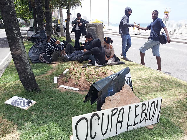 Manifestantes fazem o 'Ocupa Leblon' perto da casa do governador Srgio Cabral; grupo quer criar 'foco de resistncia na cidade'