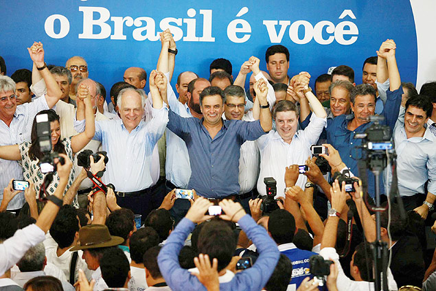 O senador Acio Neves (de camisa azul) ao lado do governador de Minas, Antonio Anastasia ( dir.), em evento em Uberlndia