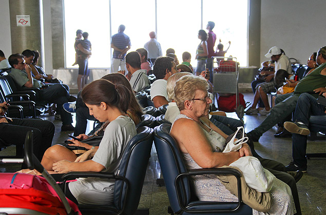 Passageiros aguardam voo no aeroporto Leite Lopes, em Ribeirão Preto; governo federal aprovou projeto para obras no local