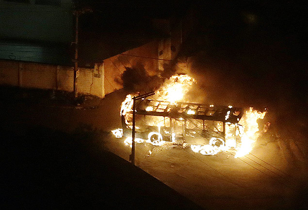 Grupo coloca fogo em nibus em protesto contra morte de adolescente na zona norte de So Paulo