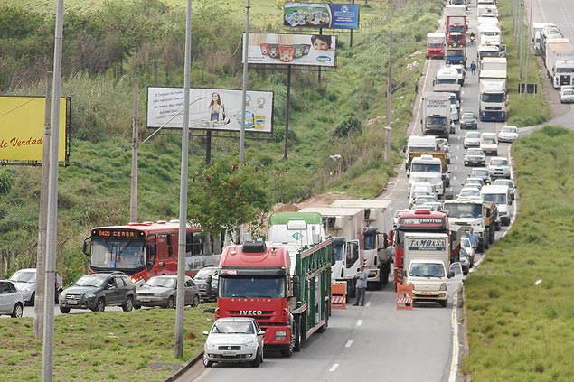 Grupo fecha rodovia e provoca congestionamento em Minas Gerais; famlias de sem-teto so contra desapropriao de terreno