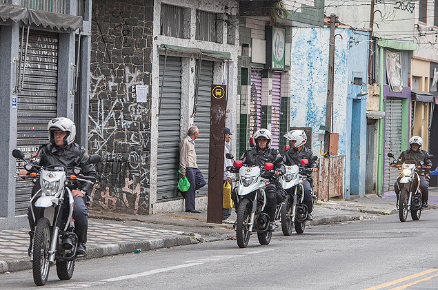 Comrcios fecham as portas na Vila Medeiros; policiais fazem ronda pela regio 