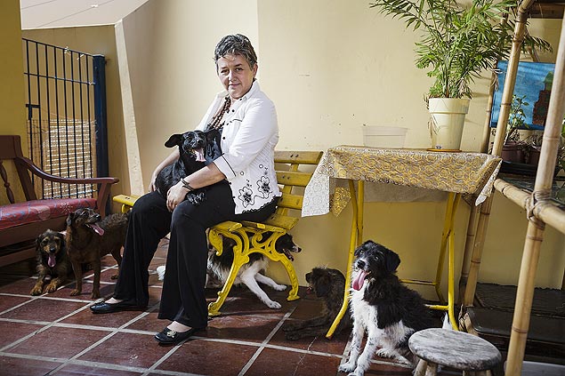 A ambientalista Deise Mara do Nascimento, 50, com alguns de seus dez ces; ela diz que instituto no maltrata aniamais