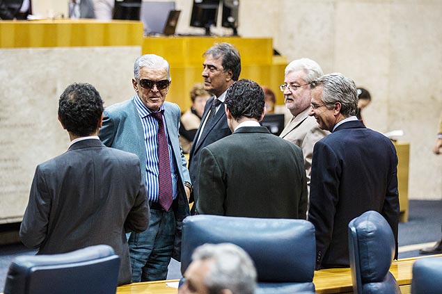 De óculos escuros, o vereador Wadih Mutran foi à Câmara votar pelo reajuste mesmo com conjuntivite; votação foi apertada após perda do apoio do PSD 