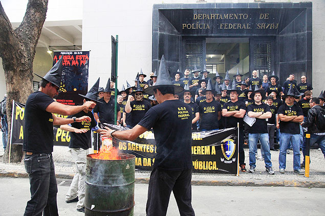 Vestidos de bruxos, policiais federais fazem protesto em frente na Praça Mauá, centro do Rio de Janeiro (RJ)