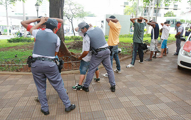 Policiais fazem abordagem em praa prxima da escola Meira Jnior, no centro de Ribeiro Preto, em blitz contra o trfico