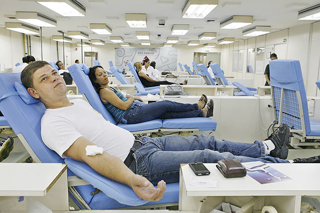 Pessoas fazem doao de sangue no Hospital das Clnicas; estoque de sangue atingiu nvel crtico no Estado de So Paulo