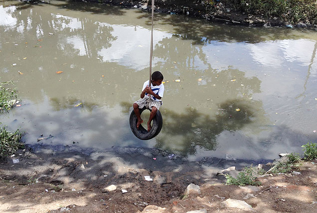 Paulo Henrique, um dos meninos que nadam no canal do Arruda, no Recife, em busca de lixo para vender