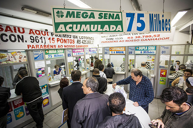 Apostadores fazem fila em lotrica na rua Boa Vista, em SP; Mega-Sena est acumulada e vai pagar o maior prmio do ano nesta quarta