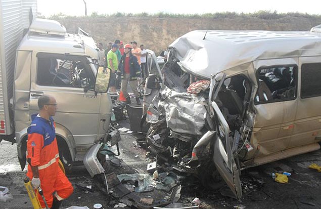 Uma colisão entre um caminhão e uma van resultou em seis mortes e nove pessoas feridas na Bahia; acidente foi na rodovia BR-116