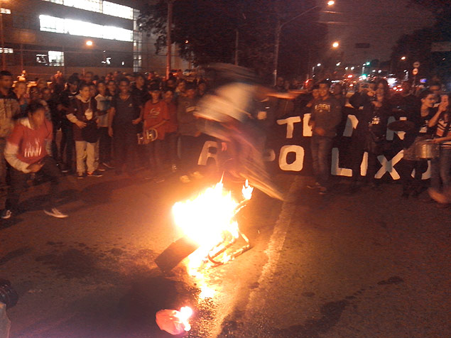 Manifestantes queimam catraca em frente ao Terminal Campo Limpo, na zona sul de SP 