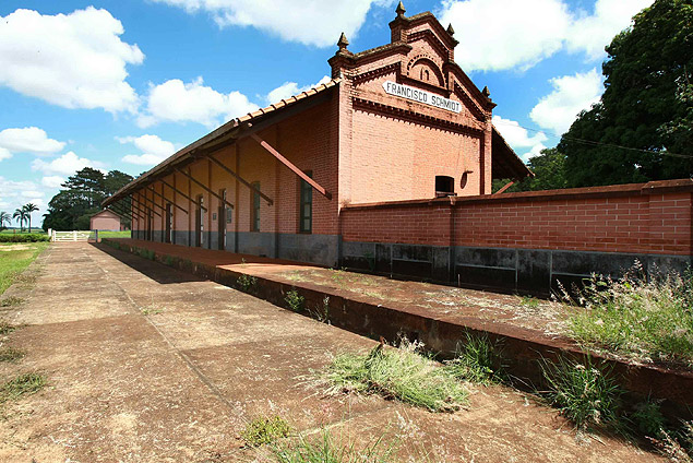 Antiga estao ferroviria Francisco Schmidt, na fazenda Vassoural, em Pontal, na regio de Ribeiro Preto