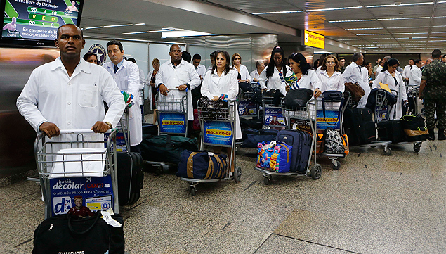 Médicos cubanos desembarcam em Cumbica, na Grande SP; grupo vai passar por curso de treinamento antes de começar a trabalhar