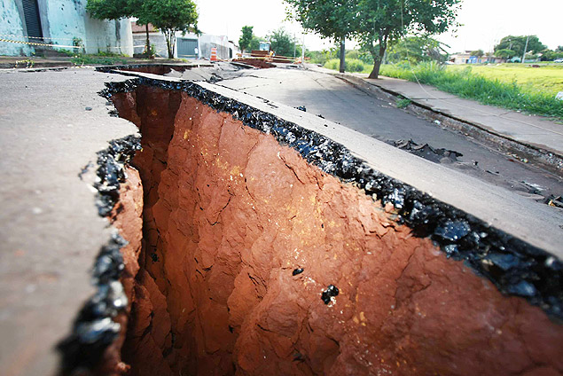 Cratera que surgiu na rua Elídio Vieira de Souza, no bairro José Sampaio, na periferia de Ribeirão Preto