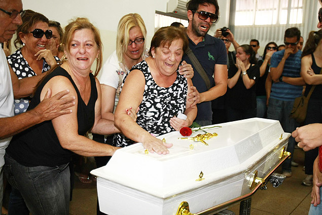 Av materna do menino Joaquim  amparada por familiares e amigos durante velrio do menino, em So Joaquim da Barra