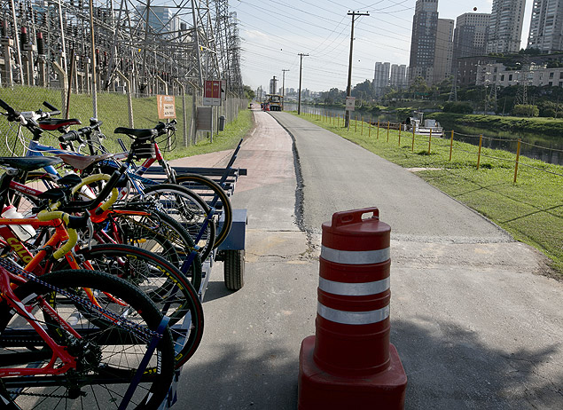 Obras em trecho da ciclovia da marginal Pinheiros faz ciclistas usarem vans para passar pelo local interditado