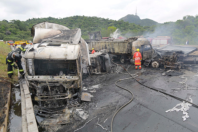 Grave acidente envolvendo cinco veculos fechou a rodovia Anhanguera, na tarde desta tera-feira