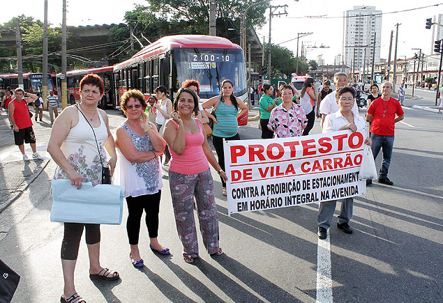 Lojista da avenida Conselheiro Carro fizeram, na ltima tera-feira (12) um protesto contra a faixa de nibus; comerciantes dizem que vendas caram pela metade