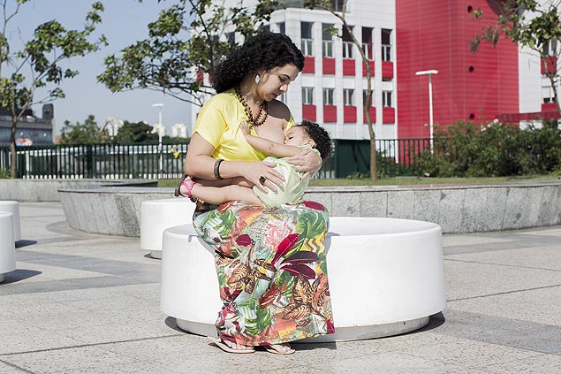 Geovana Cleres com a filha Sofia, no Sesc Belenzinho, na zona leste de Sao Paulo. Ela foi proibida de amamentar a filha no local