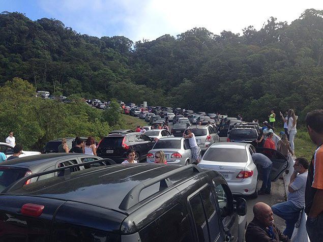 Motoristas invadem pista contrária na descida pela rodovia Oswaldo Cruz, no último dia 15