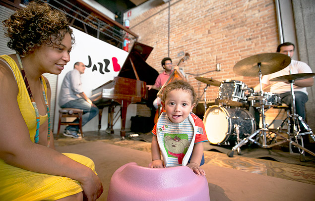 A sociloga Nathlia Oliveira, 26, com o filho Pedro, de oito meses, durante show de jazz