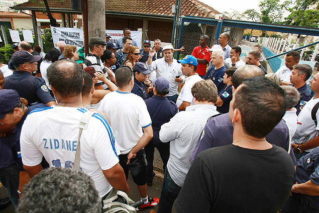 Guardas municipais de Ribeiro Preto (SP) esto paralisados nesta 3; reunio com sindicalistas em frente  sede da corporao