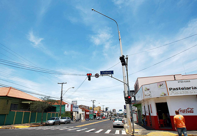 Cmera instalada na avenida Brasil, em Franca; a prefeitura investiu R$ 600 mil em 48 cmeras para monitoramento do trfego
