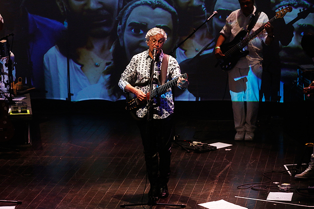 O cantor Caetano Veloso durante show contra a violncia