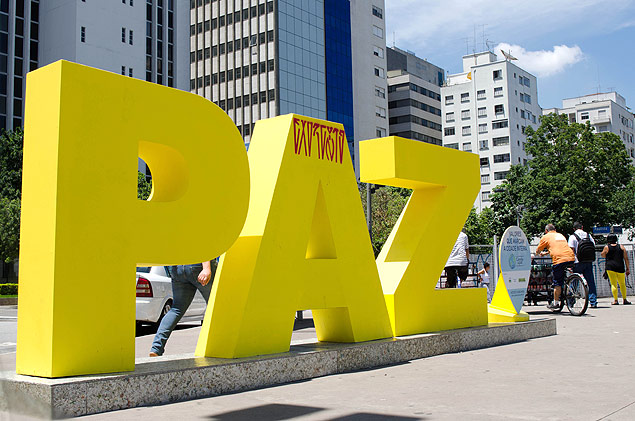 Letreiro gigante com a palavra "paz" amanhece pichado na avenida Paulista, na regio central de So Paulo
