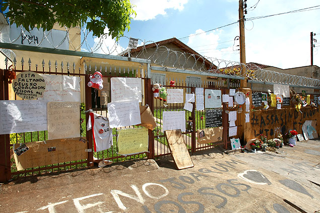 Casa da famlia de Joaquim com concertina (cerca de arame), cartazes de protesto e flores, em Ribeiro Preto