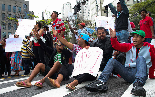 Manifestantes do movimento sem-teto ocuparam na tarde desta sexta-feira duas faixas da avenida Giovanni Gronchi, na zona oeste de So Paulo